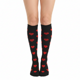 Chaussettes de Compression Coeur Noir et Rouge - Vue de face porté sur jambes de femmes