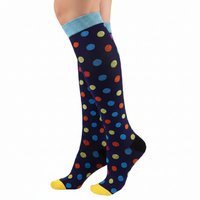 Chaussettes de compression modèle à Pois bleu bleu, jaune, rouge, porté sur jambes de femme