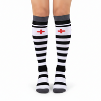 Chaussettes de Compression Premium à Rayures "Croix Rouge" Noires et blanches portées sur jambes de femme - Vue de face 