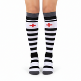 Chaussettes de Compression Premium à Rayures "Croix Rouge" Noires et blanches portées sur jambes de femme - Vue de face 