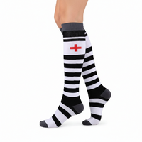 Chaussettes de Compression Premium à Rayures "Croix Rouge" Noires et blanches Vue de profil portées sur jambes de femme