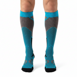 Chaussettes de Compression Sport - Bleu, Gris et Noir - vue de face portées sur jambes d'homme