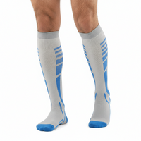 Chaussettes de Compression Sport - Gris et Bleu - Vue de face porté sur jambes d'homme