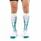 Chaussettes de Compression Sport Unisexe - Blanc et Vert - Vue de face sur jambes d'homme