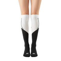 Chaussettes de Compression Sport Unisexe - Blanc et Noir - Vue de face sur jambes de femme