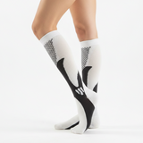 Chaussettes de Compression Sport Unisexe - Blanc et Noir - Vue de profil sur jambes de femme
