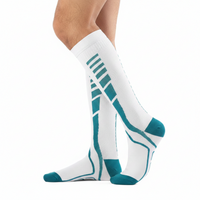 Chaussettes de Compression Sport Unisexe - Blanc et Vert - Vue de profil sur jambes d'homme