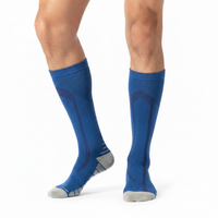 Chaussettes de compression Sport Unisexe Bleus -  Vue de face Portées sur jambes d'homme