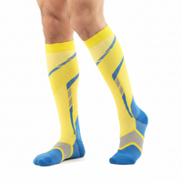 Chaussettes de Compression Sport Unisexe - Jaune et Bleu - Vue de face sur jambes d'homme