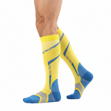Chaussettes de Compression Sport Unisexe - Jaune et Bleu - Vue de profil sur jambes d'homme