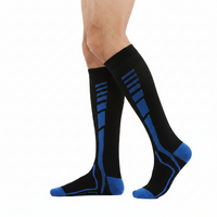Chaussettes de Compression Sport Unisexe - Noir et Bleu - Vue de profil sur jambes d'homme
