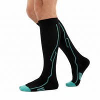 Chaussettes de Compression Sport Unisexe - Noir et Vert - Vue de profil sur jambes d'homme