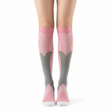 Chaussettes de Compression Sport Unisexe - Rose et Gris - Vue de face sur jambes de femme