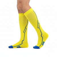 Chaussettes de Compression Sport Unisexe - Jaune et Bleu - Vue de profil sur jambes d'homme