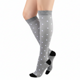 Chaussettes de Compression à Pois - Gris et Blanc - Vue e profil portées sur jambes de femme