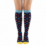 Chaussettes de Compression à Pois - Multicouleur - Vue de face portées sur jambes de femme