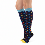 Chaussettes de Compression à Pois - Multicouleur - Vue de profil portées sur jambes de femme