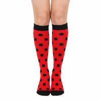 Chaussettes de Compression à Pois - Rouge et Noir vue de face sur jambes de femme