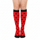 Chaussettes de Compression à Pois - Rouge et Noir vue de face sur jambes de femme