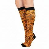 Chaussettes de Compression à Rayures "Léopard" - vue de profil sur jambes de femme