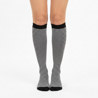 Chaussettes de Compression à Rayures - Noir et Blanc - vue de face sur jambes de femme