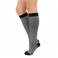 Chaussettes de Compression à Rayures - Noir et Blanc - vue de profil sur jambes de femme