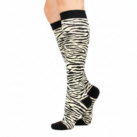 Chaussettes de Compression à Rayures Zébrées - vue de profil sur jambes de femme