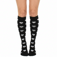 Chaussettes de Compression "Coeurs" - Noir et Blanc - vue de face sur jambes de femme