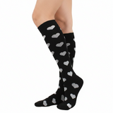 Chaussettes de Compression "Coeurs" - Noir et Blanc - vue de profil sur jambes de femme