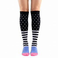 Chaussettes de Compression modèle à Pois et à Rayures portées sur jambes de femmes - Vue de face