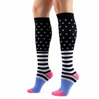 Chaussettes de Compression modèle à Pois et à Rayures Vue de profil portées sur jambes de femme