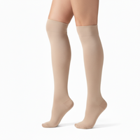 Chaussettes de compression haute qualité - Modèle classique couleur chair beige - vue de profil portées sur jambes de femme