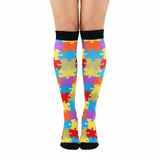 Chaussettes de compression modèle "Puzzle Color" portées sur jambes de femmes - vue de face 