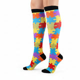 Chaussettes de compression modèle "Puzzle Color" portées sur jambes de femme