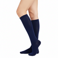 Chaussettes de compression haute qualité - Modèle classique couleur bleu - vue de profil portées sur jambes de femme